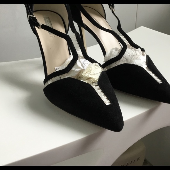 Giorgio Armani black suede heels. - Picture 14 of 16